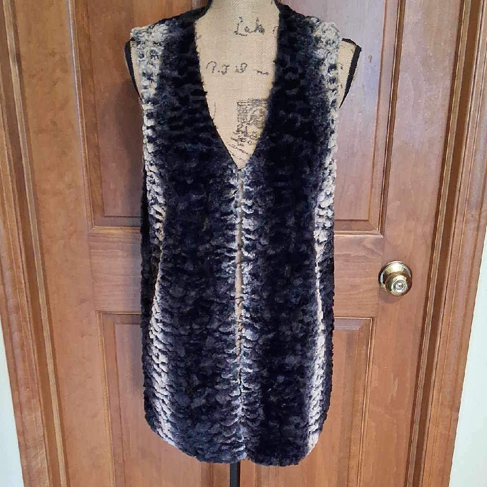 Cupio Faux Fur Vest in Black and Tan, VGUC